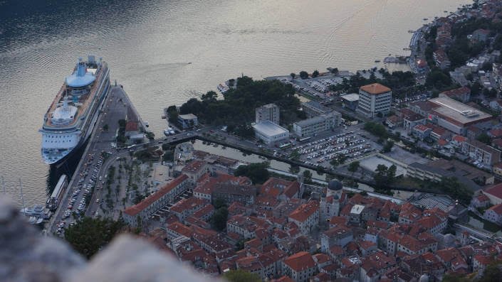 Vizual starog grada u Kotoru iz ptičije perspektive